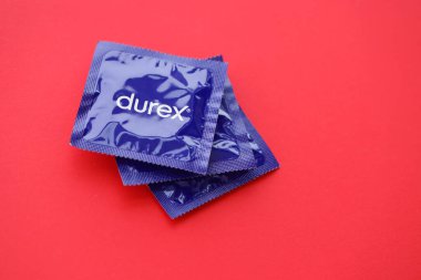 KYIV, UKRAINE - 27 Kasım 2023 Durex mavi prezervatifler.