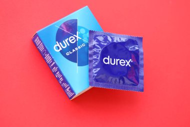 KYIV, UKRAINE - 27 Kasım 2023 Durex mavi prezervatifler.