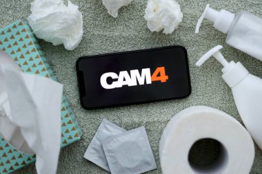 KYIV, UKRAINE - 23 Ocak 2024 Cam4 yetişkin içeriği web sitesi logosu iPhone 12 Pro akıllı telefon ekranında
