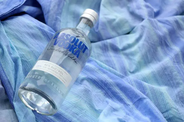 Kyiv Ukraine 2023年11月27日在瑞典阿胡斯附近生产的绝对伏特加瓶 它是法国Pernod Ricard集团旗下最大的酒精饮料品牌之一 — 图库照片