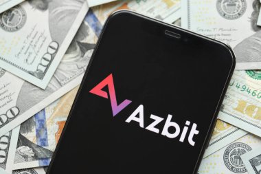 KYIV, UKRAINE - 15 Mart 2024 Azbit logosu iPhone ekranında yüzlerce dolarlık banknotlarla. Kripto döviz portalı