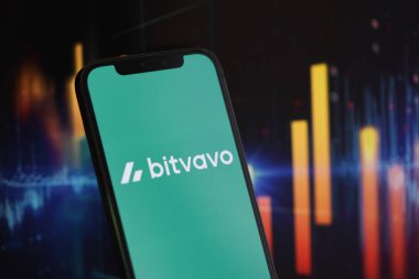 KYIV, UKRAINE - iPhone ekranında 15 Mart 2024 Bitvavo logosu ve kripto para birimi değer tabloları. Kripto döviz portalı