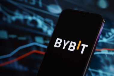 KYIV, UKRAINE - iPhone ekranında 15 Mart 2024 Bybit logosu ve kripto para birimi değer grafikleri. Kripto döviz portalı