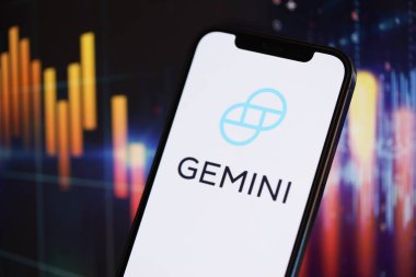KYIV, UKRAINE - iPhone ekranında 15 Mart 2024 Gemini logosu ve kripto para birimi değer tabloları. Kripto döviz portalı