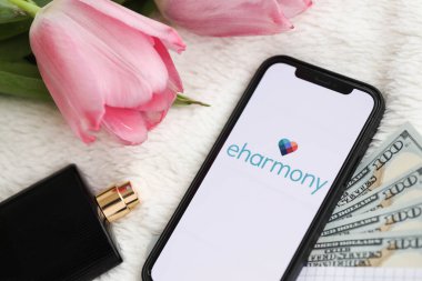 KYIV, UKRAINE - 23 Şubat 2024 Ünlü çöpçatanlık sitesi ya da iPhone ekranındaki uygulamanın Eharmony logosu