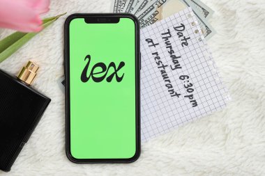 KYIV, UKRAINE - 23 Şubat 2024 Ünlü çöpçatanlık sitesi veya iPhone ekranındaki uygulama logosu