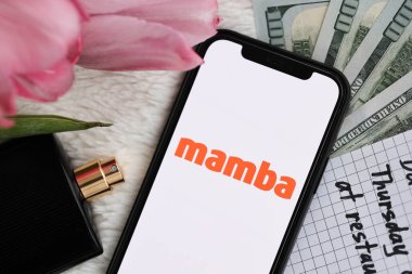 KYIV, UKRAINE - 23 Şubat 2024 Mamba ünlü çöpçatanlık sitesi logosu veya iPhone ekranındaki uygulama iPhone ekranını kapat