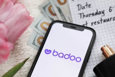 KYIV, UKRAINE - 23 Şubat 2024 Ünlü çöpçatanlık sitesi ya da iPhone ekranındaki uygulama logosu