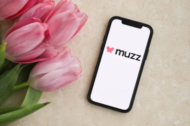 KYIV, UKRAINE - 23 Şubat 2024 Muzz ünlü çöpçatanlık sitesi logosu veya iPhone ekranındaki uygulama iPhone ekranını kapat