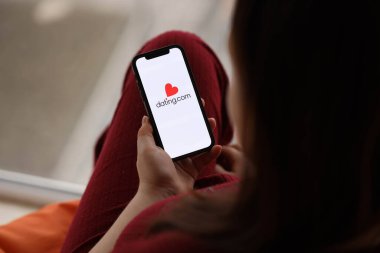 KYIV, UKRAINE - 23 Şubat 2024 tarihli Datingcom sitesi logosu veya iPhone ekranındaki uygulamayı kapat
