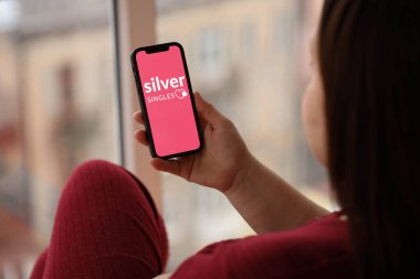 KYIV, UKRAINE - 23 Şubat 2024 Ünlü flört sitesi logosu veya iPhone ekranındaki uygulama iPhone ekranını kapat