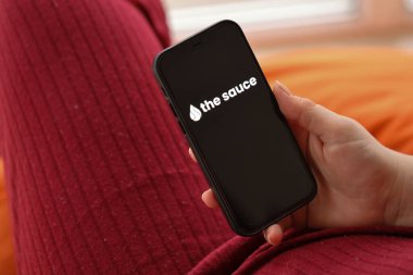 KYIV, UKRAINE - 23 Şubat 2024 Ünlü çöpçatanlık sitesinin sos logosu ya da iPhone ekranındaki uygulama kapat