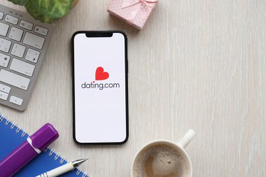 KYIV, UKRAINE - 23 Şubat 2024 tarihli Datingcom sitesi logosu veya iPhone ekranındaki uygulamayı kapat