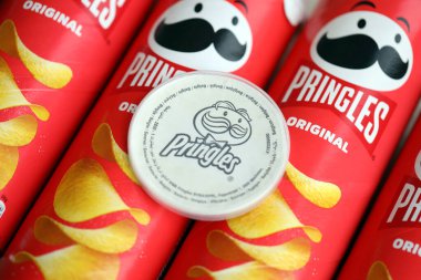 KYIV, UKRAINE - 27 Şubat 2024 Pringles orijinal patates cipsi beyaz arka planda. Pringles, Kellog Şirketi 'ne ait bir patates cipsi markası.