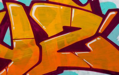 Duvarında parlak aerosol çizgileri olan grafiti resimlerinin renkli arka planı. Eski moda sokak sanatı sprey boya kutularından yapılmış. Çağdaş gençlik kültürü arka planı