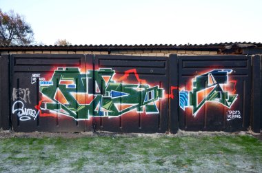 Sokak sanatı kültürü tarzında boya lekeleriyle süslenmiş eski duvar. Duvarında parlak aerosol çizgileri olan graffiti resimlerinin renkli arka planı. Renkli arkaplan dokusu