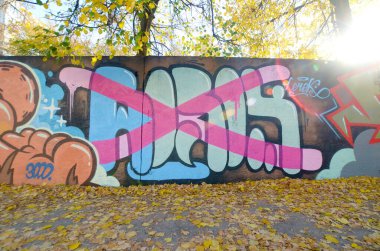 Sokak sanatı kültürü tarzında boya lekeleriyle süslenmiş eski duvar. Duvarında parlak aerosol çizgileri olan graffiti resimlerinin renkli arka planı. Renkli arkaplan dokusu