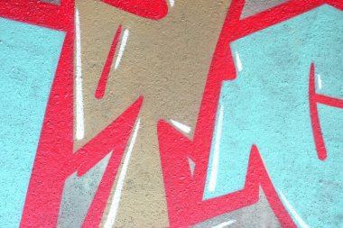 Duvarında parlak aerosol çizgileri olan grafiti resimlerinin renkli arka planı. Eski moda sokak sanatı sprey boya kutularından yapılmış. Çağdaş gençlik kültürü arka planı