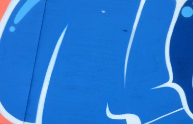 Duvarında parlak aerosol çizgileri olan grafiti resimlerinin renkli arka planı. Eski moda sokak sanatı sprey boya kutularından yapılmış. Çağdaş gençlik kültürü arka planı