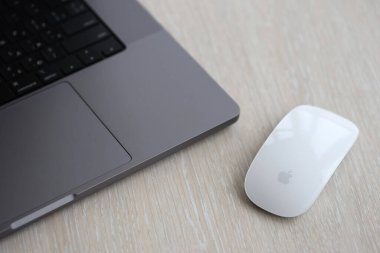 KYIV, UKRAINE - 27 Kasım 2023 Apple Magic Mouse 3. Nesil Gri MacBook 2021 ile yakın plan