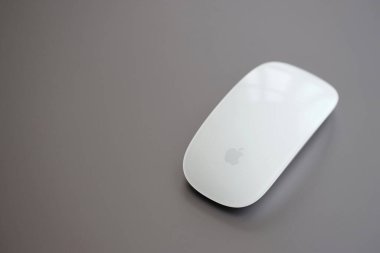 KYIV, UKRAINE - 27 Kasım 2023 Apple Magic Mouse 3. Nesil Gri MacBook 2021 ile yakın plan