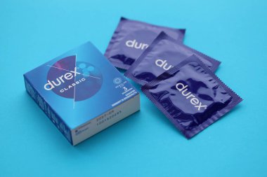 KYIV, UKRAINE - 27 Kasım 2023 Durex mavi prezervatifler.