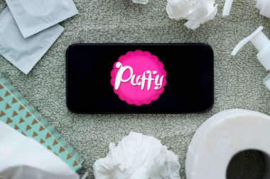KYIV, UKRAINE - 23 Ocak 2024 PuffyNetwork yetişkin içeriği web sitesi logosu iPhone 12 Pro akıllı telefon ekranında