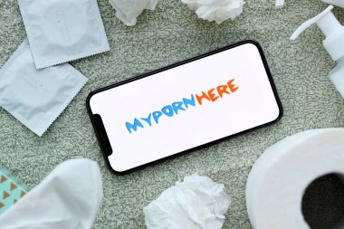 KYIV, UKRAINE - 23 Ocak 2024 MyPornHere yetişkin içeriği web sitesi logosu iPhone 12 Pro akıllı telefon ekranında