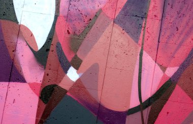 Duvarında parlak aerosol çizgileri olan grafiti resimlerinin renkli arka planı. Eski moda sokak sanatı sprey boya kutularından yapılmış. Çağdaş gençlik kültürü arka planı