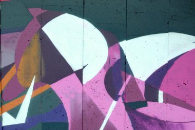 Duvarında parlak aerosol çizgileri olan grafiti resimlerinin renkli arka planı. Eski moda sokak sanatı sprey boya kutularından yapılmış. Çağdaş gençlik kültürü arka planı