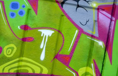 Duvarında parlak aerosol çizgileri olan grafiti resimlerinin renkli arka planı. Eski moda sokak sanatı sprey boya kutularından yapılmış. Çağdaş gençlik kültürü arka planı