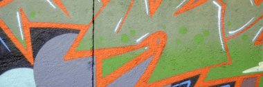 Duvarında parlak aerosol çizgileri olan grafiti resimlerinin renkli arka planı. Eski moda sokak sanatı sprey boya kutularından yapılmış. Çağdaş gençlik kültürü arka planı