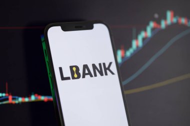 KYIV, UKRAINE - iPhone ekranında 15 Mart 2024 Lbank logosu ve kripto para birimi değer grafikleri. Kripto döviz portalı