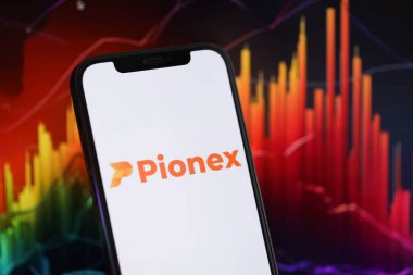 KYIV, UKRAINE - iPhone ekranında 15 Mart 2024 Pionex logosu ve kripto para birimi değer grafikleri. Kripto döviz portalı