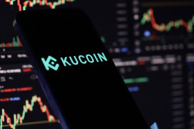 KYIV, UKRAINE - iPhone ekranında 15 Mart 2024 Kucoin logosu ve kripto para birimi değer tabloları. Kripto döviz portalı