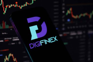KYIV, UKRAINE - iPhone ekranında 15 Mart 2024 Digifinex logosu ve kripto para birimi değer grafikleri. Kripto döviz portalı