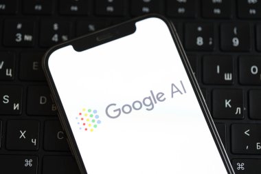 KYIV, UKRAINE - 17 Mart 2024 Google AI logosu iPhone ekran ve MacBook klavyesinde. Yapay Zeka Motoru