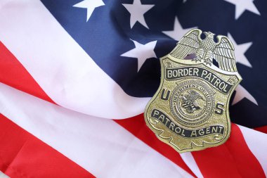 KYIV, UKRAINE - 9 Mart 2024 Amerika Birleşik Devletleri bayraklarında ABD Sınır Devriyesi Ajanı rozeti