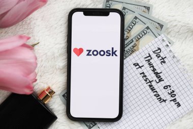 KYIV, UKRAINE - 23 Şubat 2024 Hayvanat Bahçesi logosu iPhone ekranındaki ünlü çöpçatanlık sitesi veya uygulaması