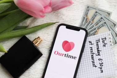 KYIV, UKRAINE - 23 Şubat 2024 Ünlü çöpçatanlık sitemiz ya da iPhone ekranındaki uygulamamız