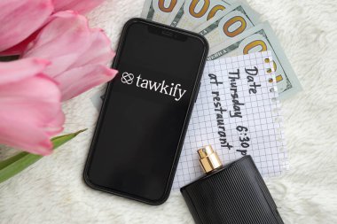 KYIV, UKRAINE - 23 Şubat 2024 Ünlü çöpçatanlık sitesinin Tawkify logosu veya iPhone ekranındaki uygulamayı kapat