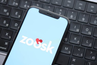 KYIV, UKRAINE - 23 Şubat 2024 Hayvanat Bahçesi logosu iPhone ekranındaki ünlü çöpçatanlık sitesi veya uygulaması