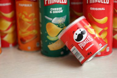 KYIV, UKRAINE - 27 Şubat 2024 Pringles orijinal patates cipsi beyaz arka planda. Pringles, Kellog Şirketi 'ne ait bir patates cipsi markası.