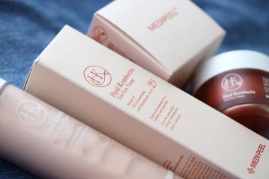 KYIV, UKRAINE - 27 Kasım 2023 Hyatt Kombucha, cilt kremi ve toner Medipeel markası ile karşı karşıya.
