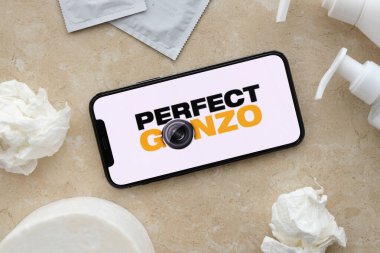 KYIV, UKRAINE - 23 Ocak 2024 Mükemmel Gonzo yetişkin içeriği web sitesi logosu iPhone 12 Pro akıllı telefon ekranında