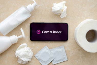 KYIV, UKRAINE - 23 HAZİRAN 2024 KamsFinder yetişkin içeriği web sitesi logosu iPhone 12 Pro akıllı telefon ekranında