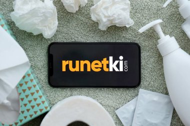 KYIV, UKRAINE - 23 HAZİRAN 2024 Runetki yetişkin içeriği web sitesi logosu iPhone 12 Pro akıllı telefon ekranında