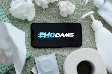 KYIV, UKRAINE - 23 Ocak 2024 EhoCams yetişkin içeriği web sitesi logosu iPhone 12 Pro akıllı telefon ekranında