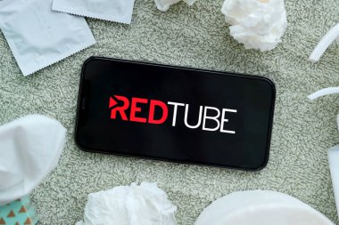 KYIV, UKRAINE - 23 Ocak 2024 RedTube yetişkin içeriği web sitesi logosu iPhone 12 Pro akıllı telefon ekranında