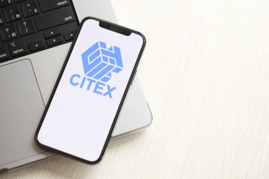 KYIV, UKRAINE - 15 Mart 2024 Citex logosu MacBook panelinde iPhone ekranında. iPhone ekranında şifreli döviz portalı logosu ve MacBook 'ta dolar ve bitcoin var. Kripto para birimi